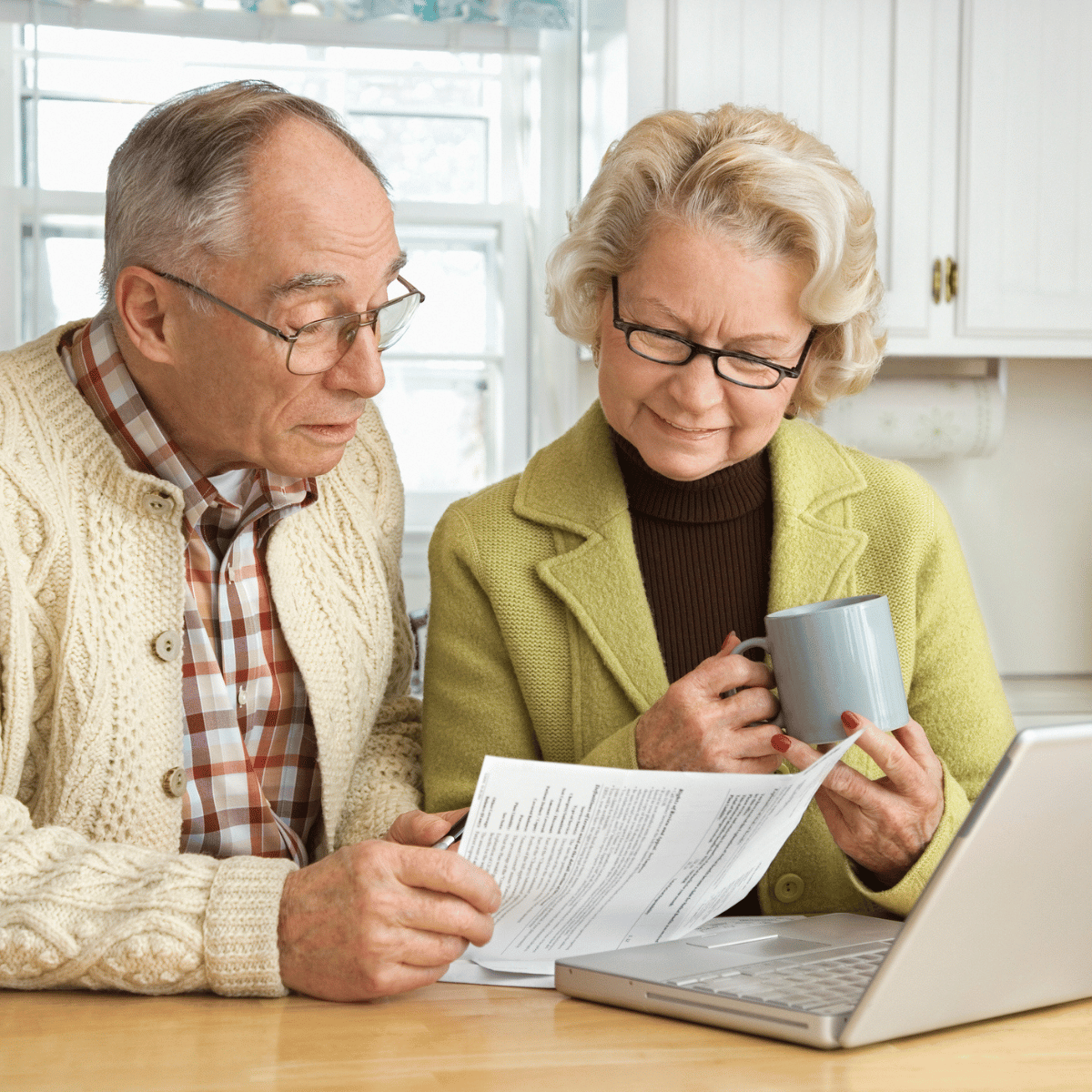 Pareja de adultos mayores revisando documentos importantes